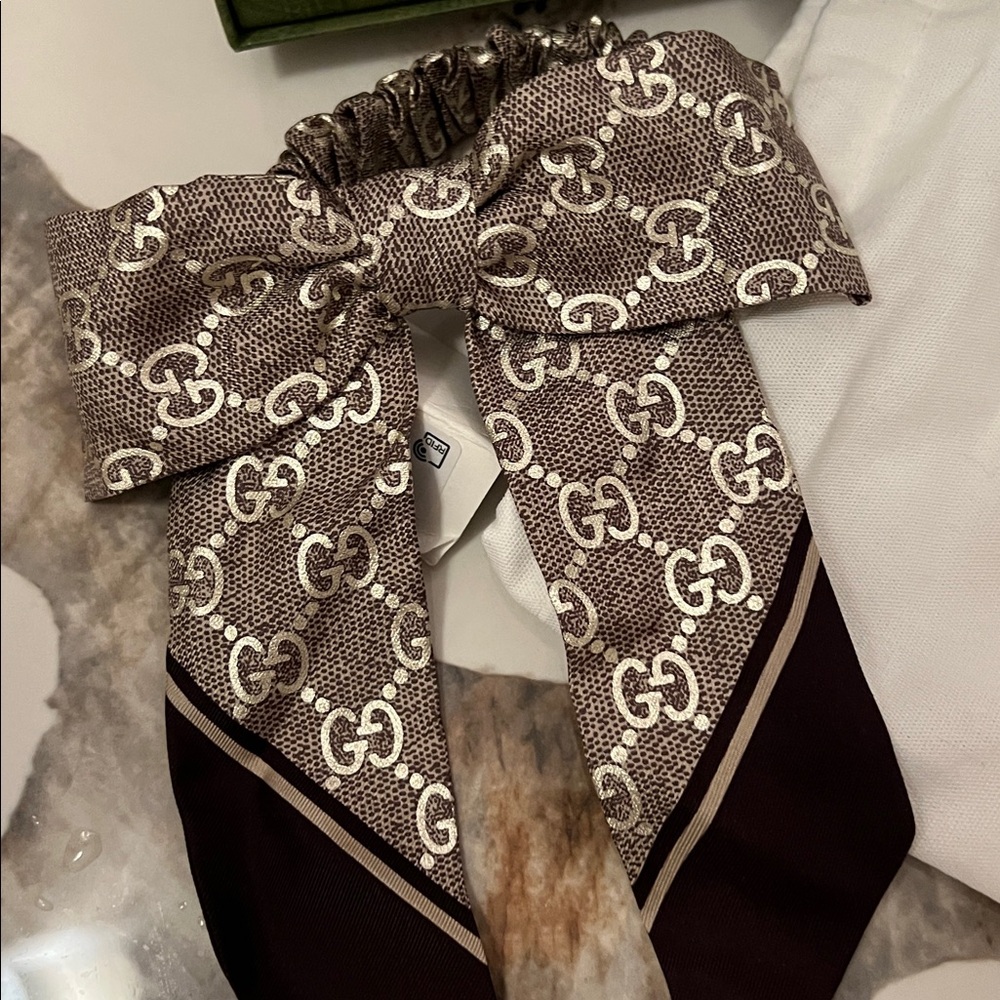 Gucci Brown Monogram Scrunchie with a Bow Hair Accessory - Picture 4 of 7